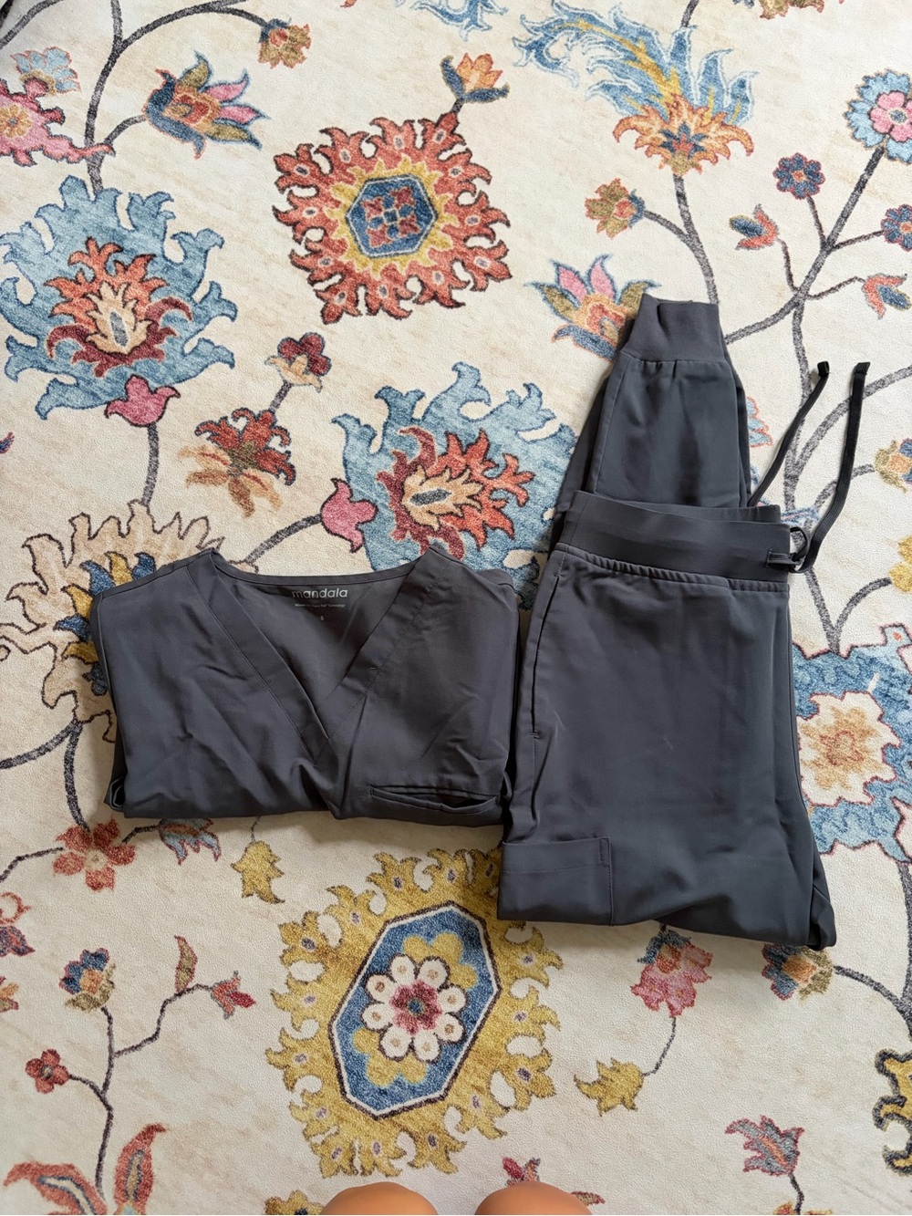 Mandala Women's Pewter Scrub Set - V-Neck Top & Drawstring Pants s/sp